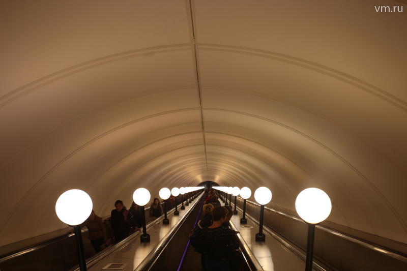 Плафоны на эскалаторах метро заменят на небьющиеся
